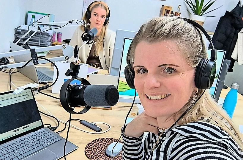 Jenny Hackhe (re.) und Merle Janssen bei der Aufnahme einer Folge ihres Podcasts „Unter Schwestern“.